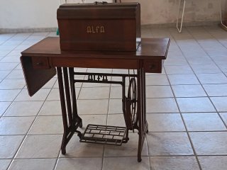 Máquina de coser Alfa antigua