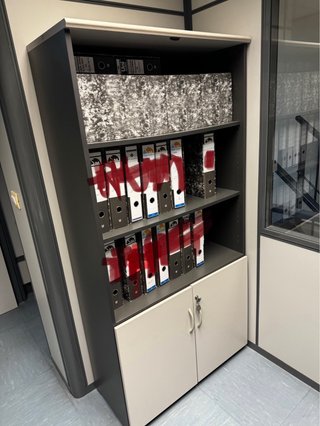 Estantería de oficina gris y beige Puede haber mas