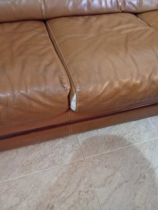 Sofá y sillón de piel marrón Mesita baja centro