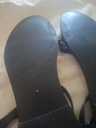Sandalias Zara negras y doradas Talla 39