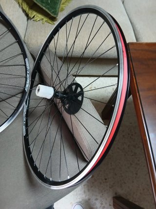 Ruedas de Bicicleta con Aro Rojo