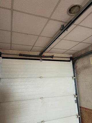 Puerta de garaje seccional con motor