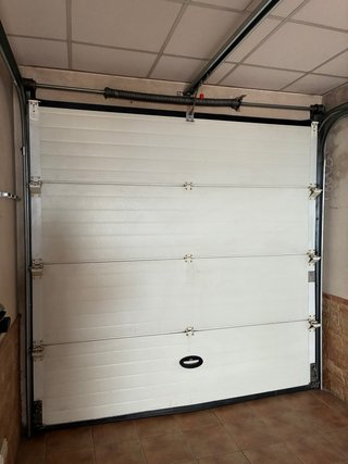Puerta de garaje seccional con motor