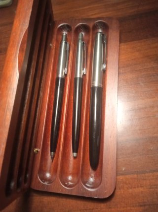 Set di scrittura Parker 21 con 21 penne e portaminas