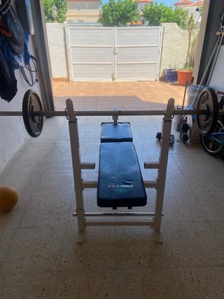 Banco de pesas con barra y discos