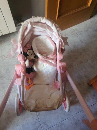 Carro de juguete para muñeca rosa