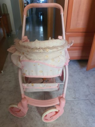 Carro de juguete para muñeca rosa