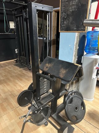 Máquina de gimnasio con placas
