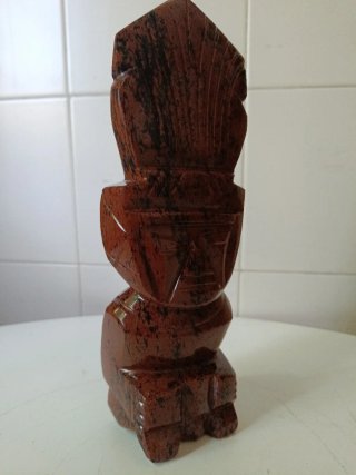Estatua de obsidiana tallada