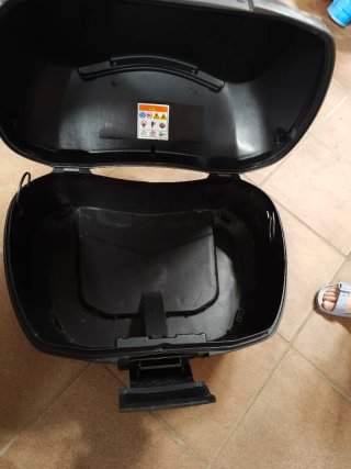 Baúl para moto negro y plata