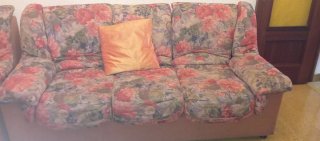 Sofá de tela con estampado floral