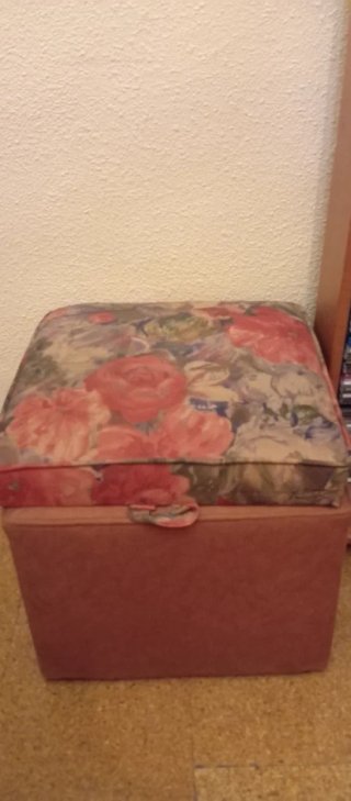 Sofá de tela con estampado floral