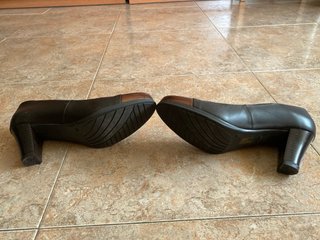 Zapatos de tacón negros con puntera dorada T.38
