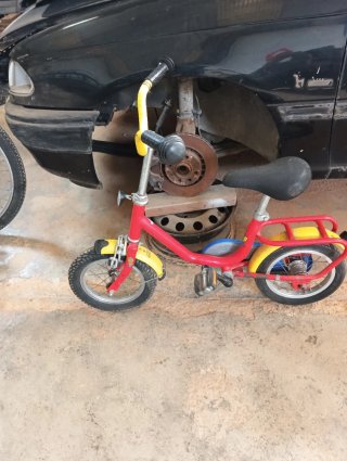 Bicicleta infantil roja y amarilla