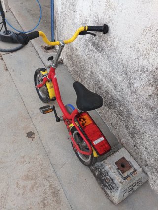 Bicicleta infantil roja y amarilla