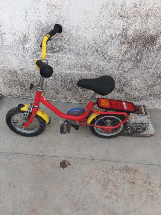 Bicicleta infantil roja y amarilla