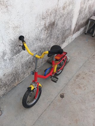 Bicicleta infantil roja y amarilla