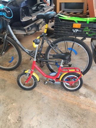 Bicicleta infantil roja y amarilla