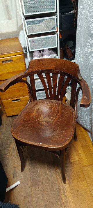 Silla de despacho antigua de madera