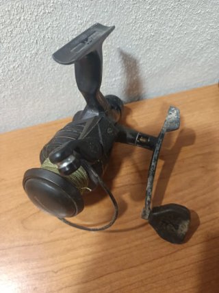 Carrete de pesca negro