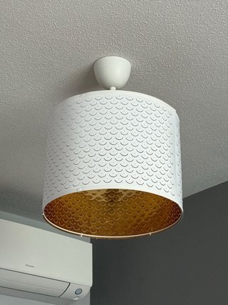 Lámpara de techo Ikea blanca y dorada