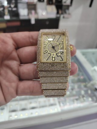 Reloj de lujo con incrustaciones doradas