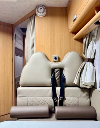 Autocaravana Rimor Katamarano remodelada con A/C