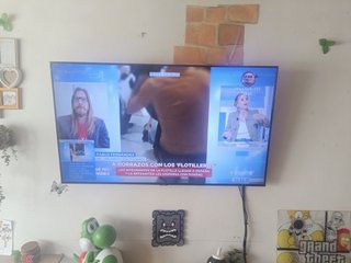 Smart TV 50" con soporte de pared