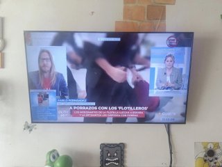Smart TV 50" con soporte de pared