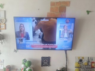 Smart TV 50" con soporte de pared