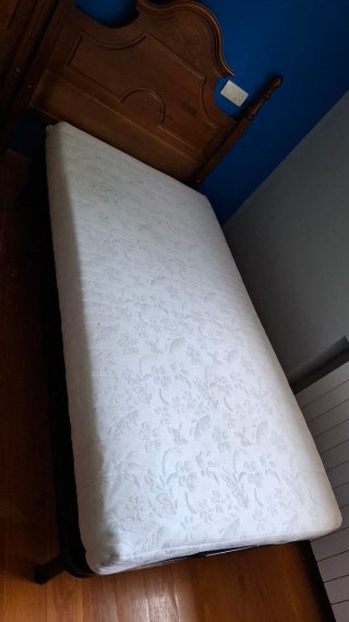 Cama articulada con colchón y cabecero.