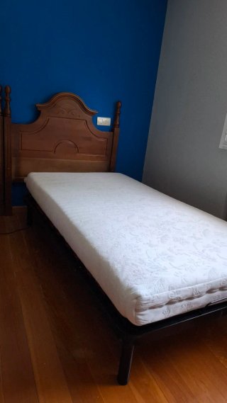 Cama articulada con colchón y cabecero.
