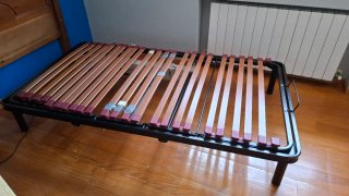Cama articulada con colchón y cabecero.