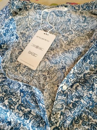 Camisa estampada azul y blanca talla 46