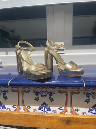 Zapatos de tacón dorados