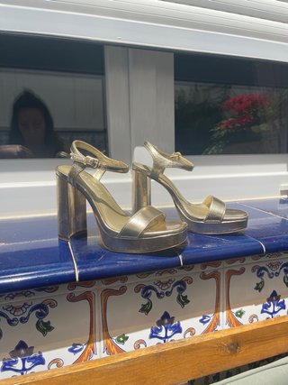 Zapatos de tacón dorados