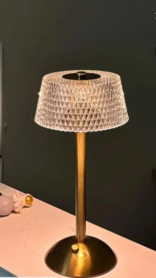 Lámpara LED de mesa dorada y transparente