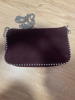 Bolso morado con tachuelas plateadas