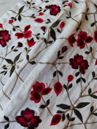 Pantalón estampado flores rojas