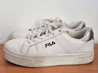 Zapatillas Fila Blancas y Plateadas