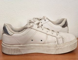 Zapatillas Fila Blancas y Plateadas