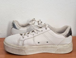 Zapatillas Fila Blancas y Plateadas