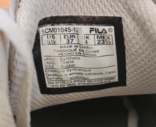 Zapatillas Fila Blancas y Plateadas