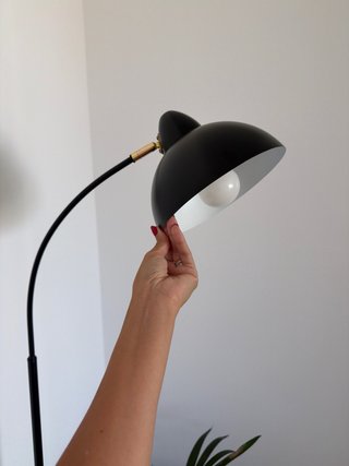 Lámpara de pie moderna negra