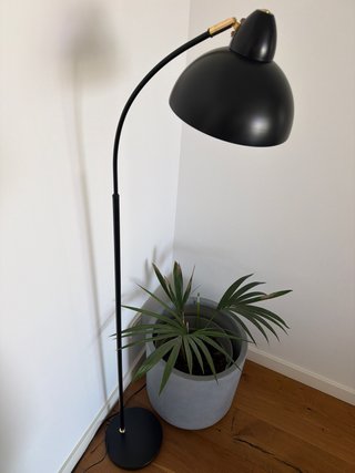 Lámpara de pie moderna negra