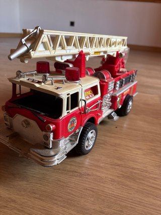 Camión de bomberos de juguete rojo