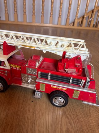 Camión de bomberos de juguete rojo