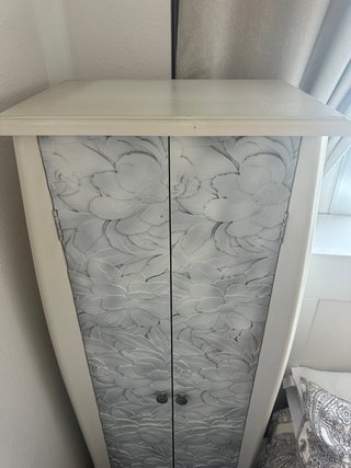 50 euros Armario blanco con puertas decoradas