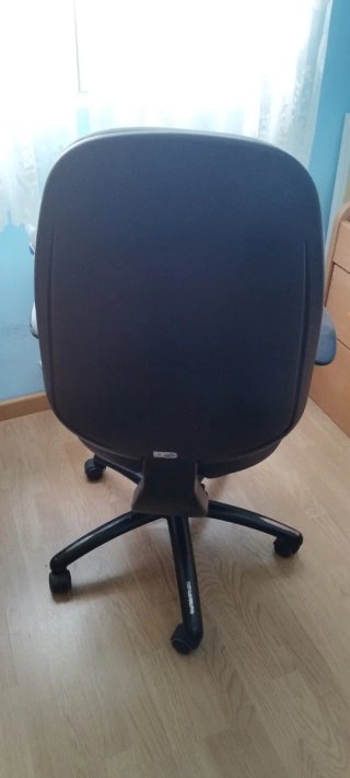 Silla de oficina ergonómica verde.