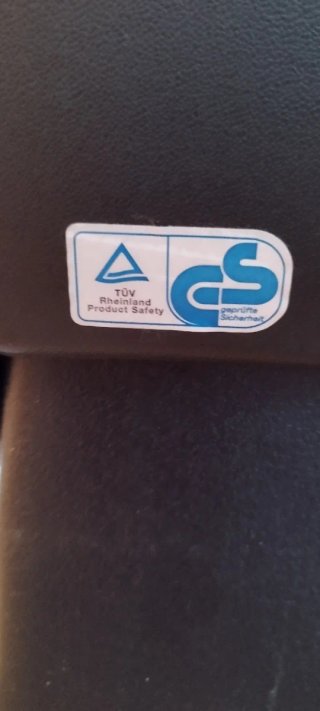 Silla de oficina ergonómica verde.